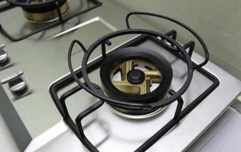 年老|煤气灶越擦越脏10年老保姆教你1招,撒点“它”,洁净如新