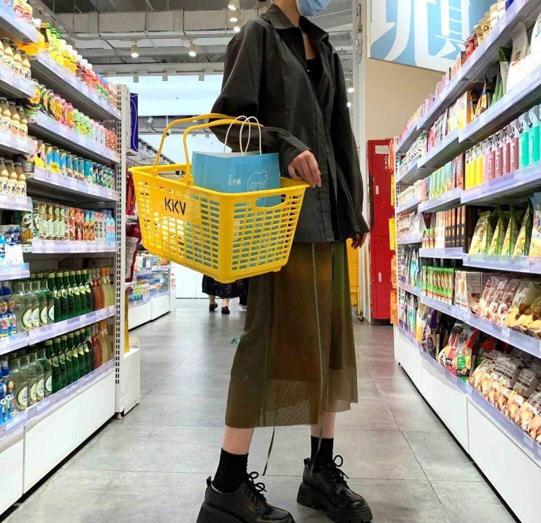 直筒 别老穿蓬蓬网纱裙了!今年流行的“直筒网纱裙”,上身唯美又显瘦