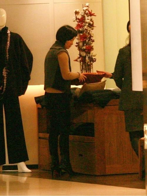 马甲|坐拥320亿身家的何超琼,穿毛衣配小马甲,造型和普通人一个样