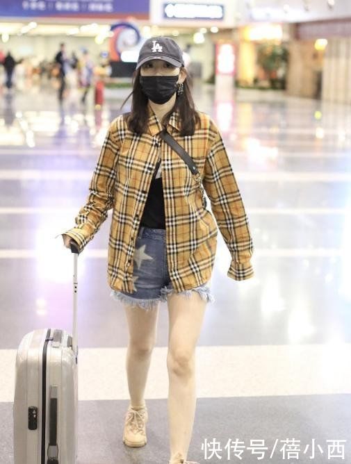 格纹|马蓉还不出道可惜了，穿大牌衬衫配短裤走机场，戴棒球帽嫩成00后