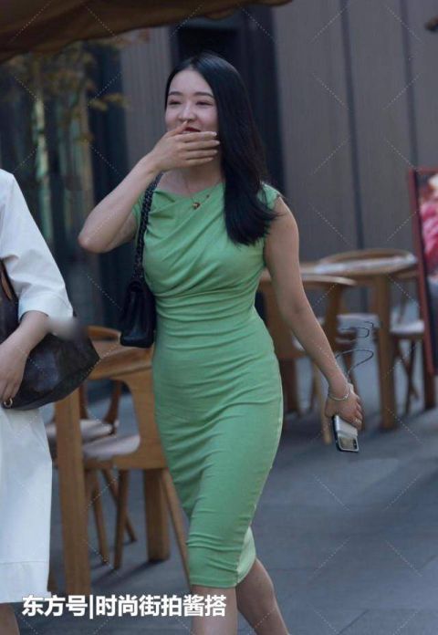小姐姐|绿色紧身裙搭配束脚高跟鞋,高契合度下的时尚感给人高级的气质