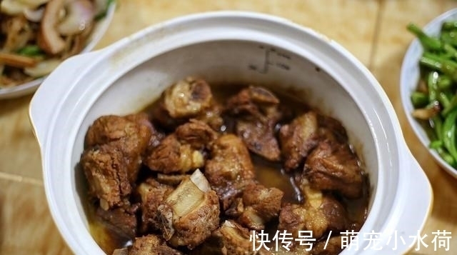 8个人的晚餐,一桌菜花费不到200元,网友:羡慕四线城市的生活