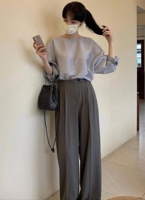 中年|建议中年女性，今夏多穿“极简穿搭”，看着简单却不失知性优雅