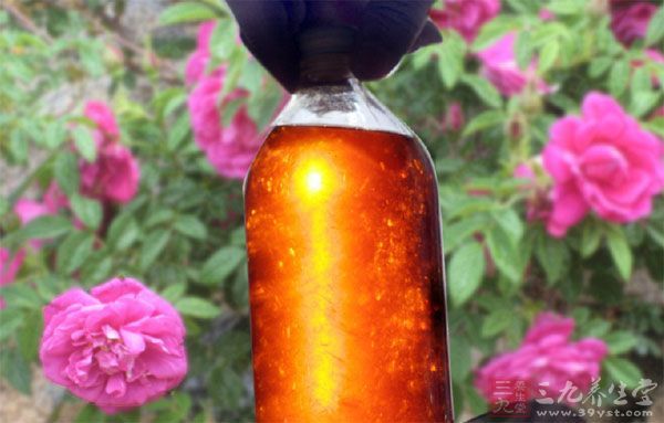 用玫瑰精油让女人肌肤更水嫩