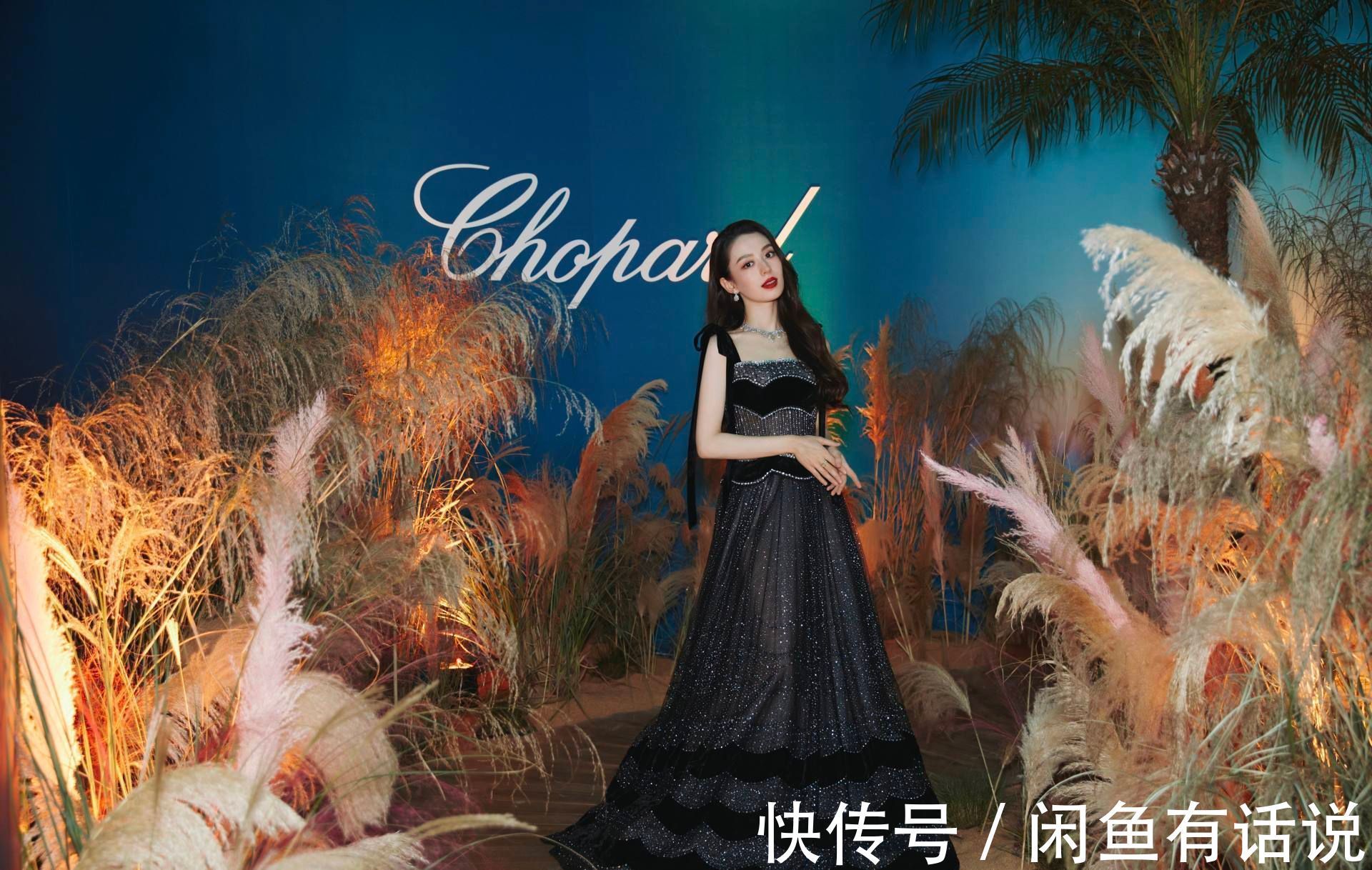 吉娜|吉娜也太刻意了,穿旗袍秀曲线美还不够,“蝴蝶结”发型更抢摬