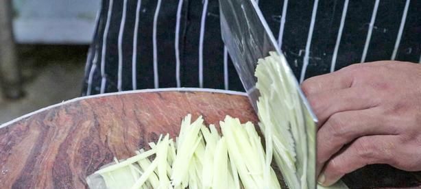 土豆丝里打2鸡蛋,没想到这么好吃,我家隔天就想吃,出锅被抢光