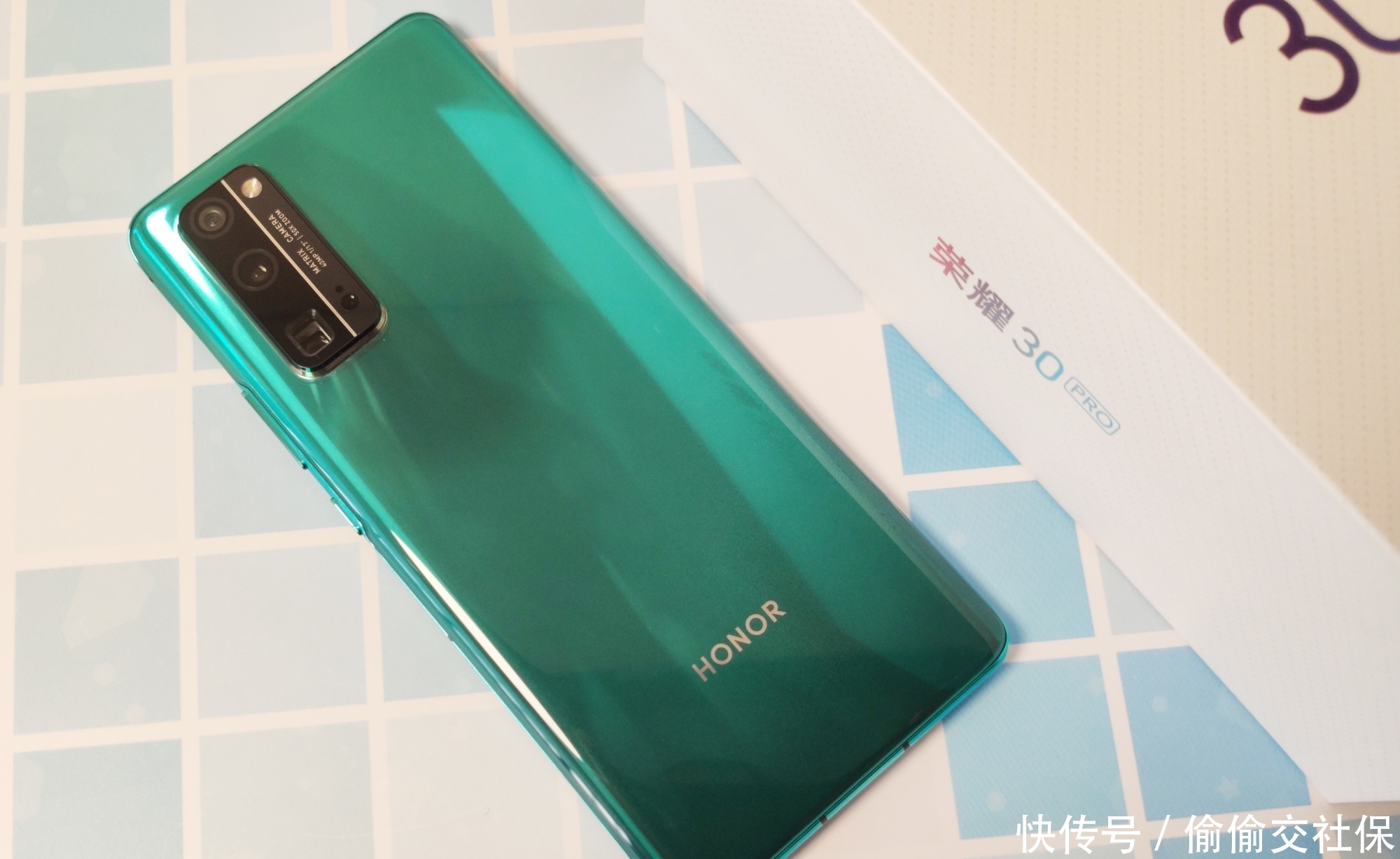 荣耀|荣耀彻底发飙,麒麟990+40W快充+感光三摄,同价位无敌