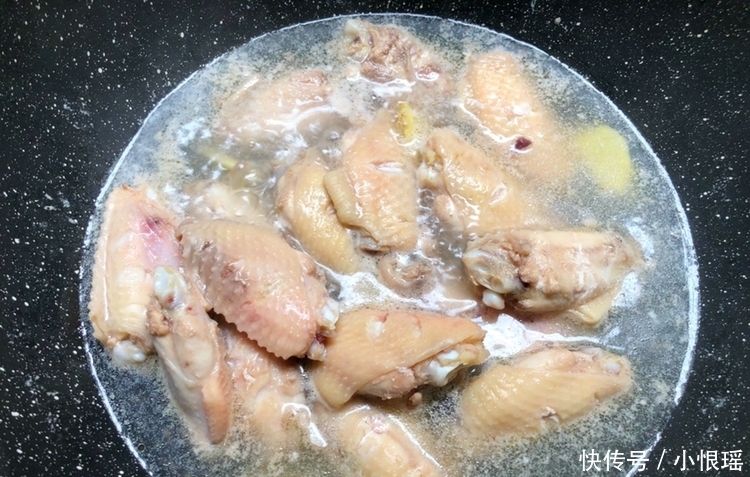 鸡翅这样做,鲜嫩多汁,好吃到舔手指,做法用料超简单