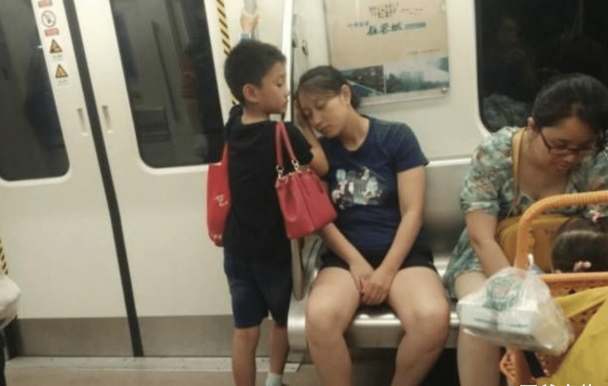 电梯|地铁上，妈妈抱孩子的动作火了，网友：教养无关贫富，体现在生活