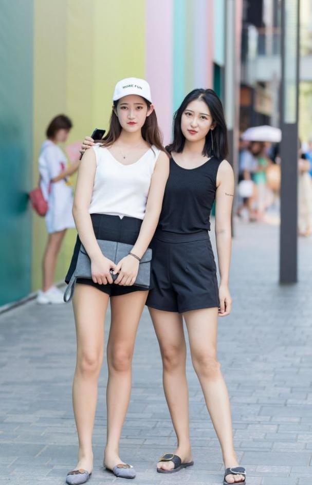 紧身裙|两位穿搭靓丽的小姐姐，大秀美腿，尽显时尚风采