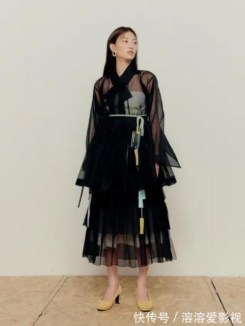 礼服|赌王四太风格大变,穿改良版韩式礼服胖一圈,搭配超短发造型翻车