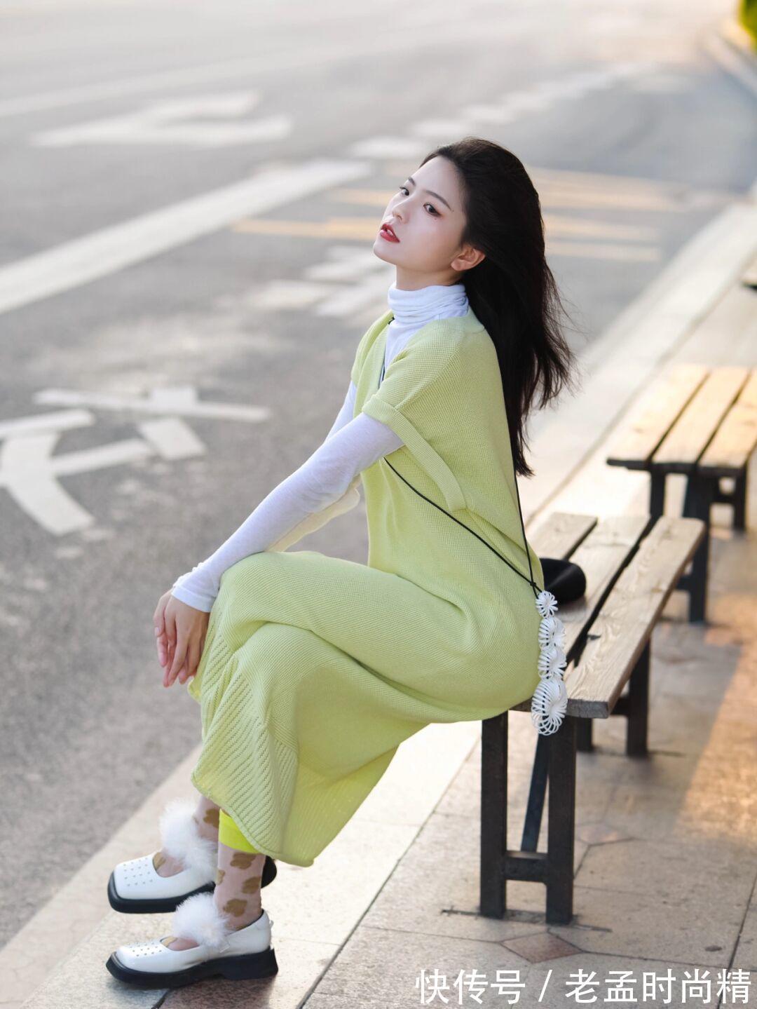 搭配|秋天精选:时尚博主小姐姐演绎针织连衣长裙+打底衫,优雅与个性