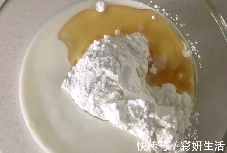 葡萄干|非常简单的小点心，酸奶糯米糕，甜而不腻，吃了还想吃