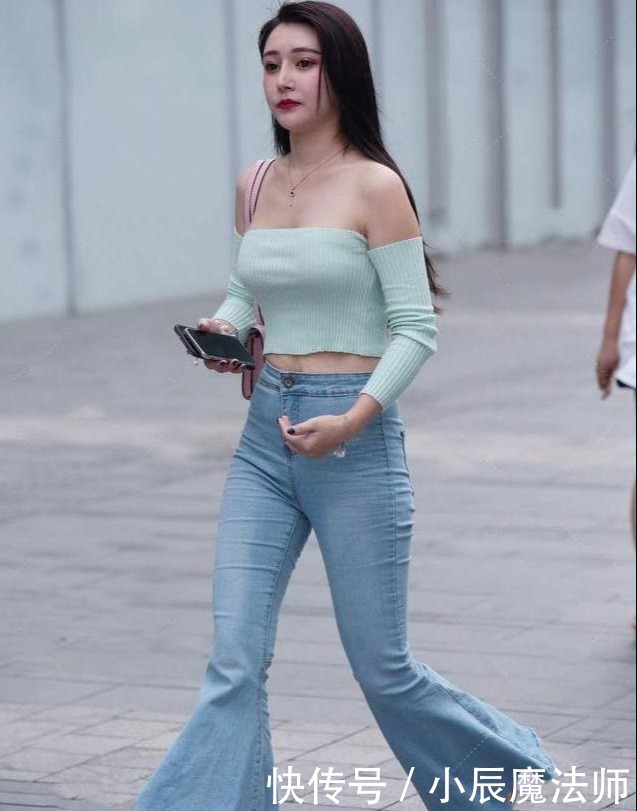 喇叭裤，时尚拉风，穿出了美女个率真的美
