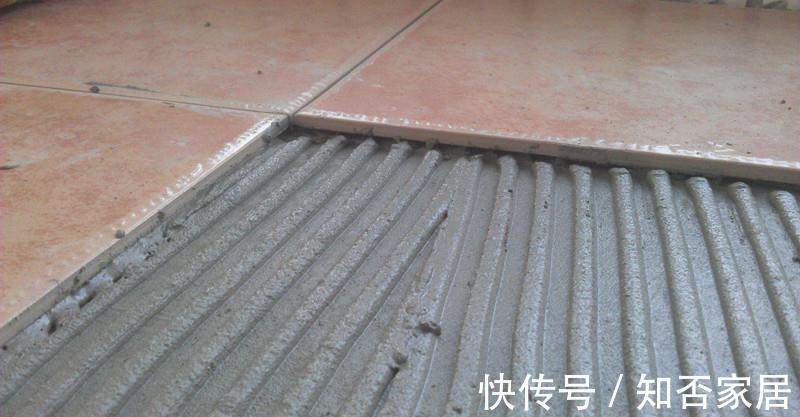 瓷砖|入住不到一年，墙砖哗哗往下掉，维修工人：施工时关键步骤忘了做
