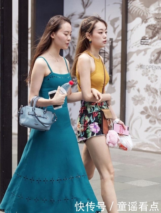 街拍:气质小姐姐粉色吊带裙,秀出白皙香肩,体态轻盈,沉鱼落雁