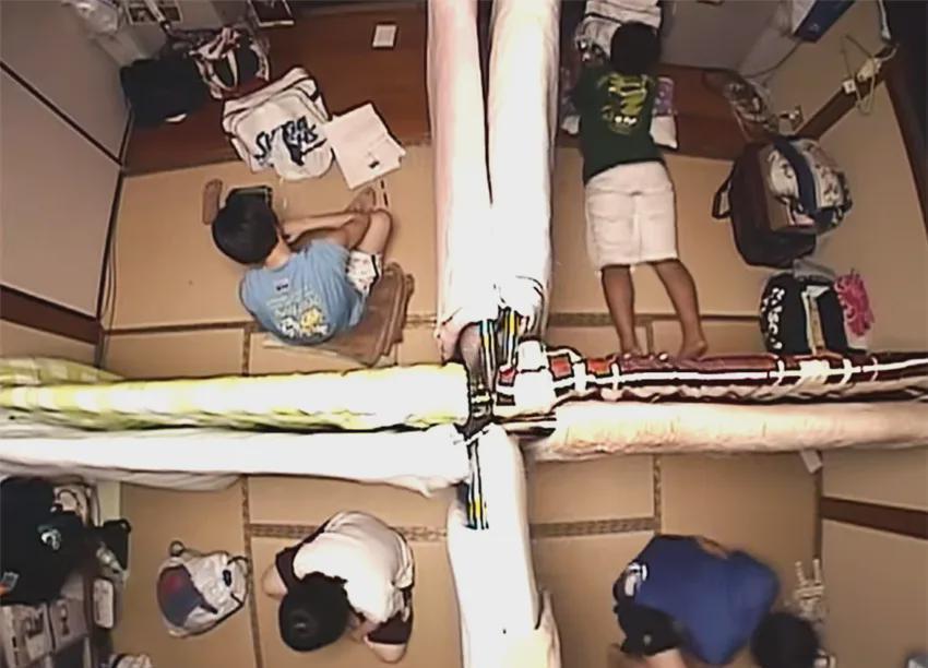 棉被|日本五个女生共睡一屋，用棉被隔开当房间，过着极致蜗居的生活