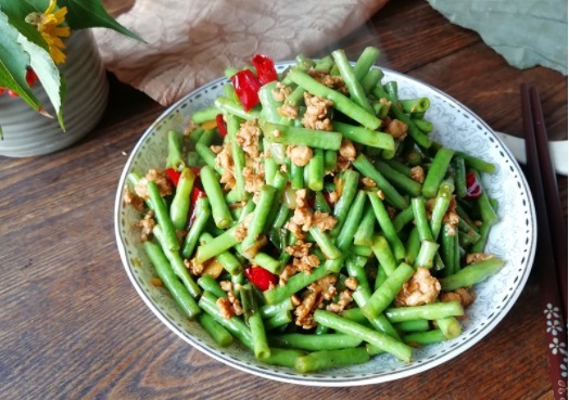 豆角加它这样做,简单又美味,和米饭搭配最好了,能吃两碗饭