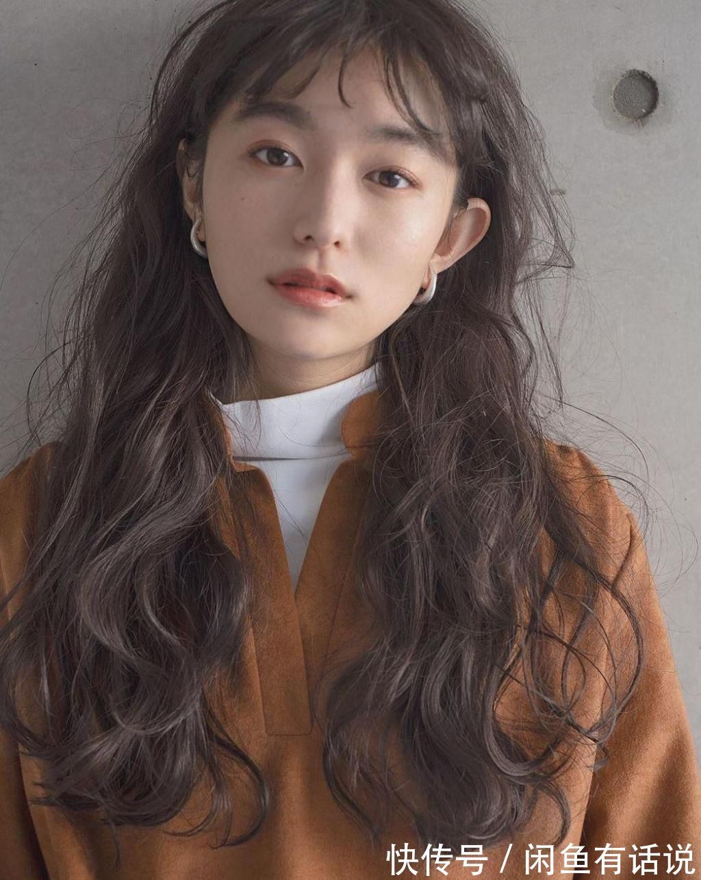 软发质 女人别总“披头散发”了,看博主对比就知道,披发和烫卷差别真大