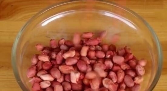 花生里加1个鸡蛋,原来这么好吃,我家常做来吃,放一个月都不坏