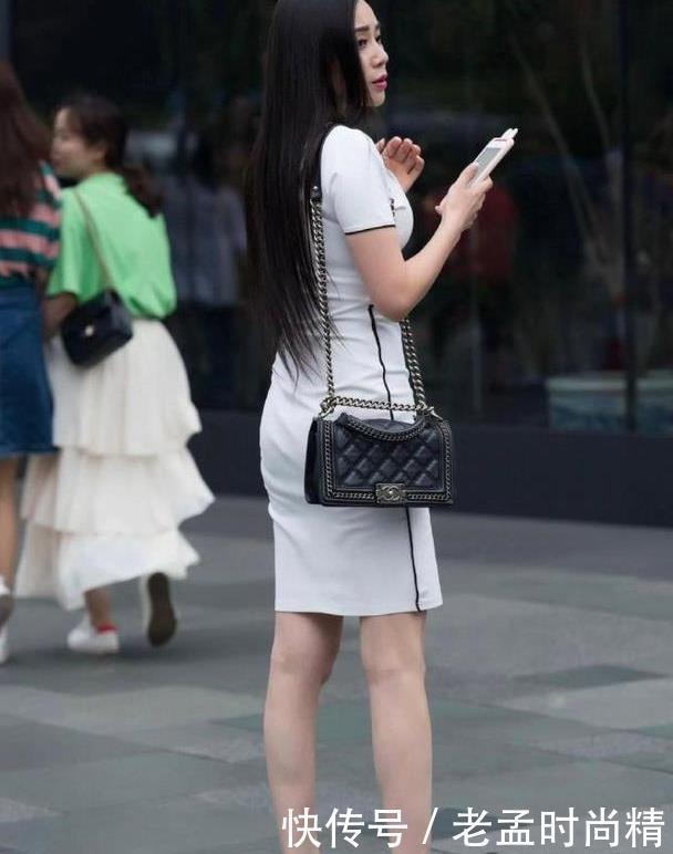 整体|街拍:极简风格的白色连衣裙, 修身又时髦的穿搭, 展示出最完美的自己
