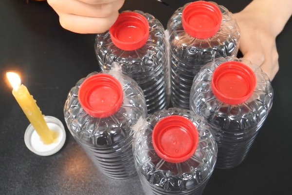 把5个塑料瓶粘在一起,放在厨房里,一年能省不少钱,太实用了!