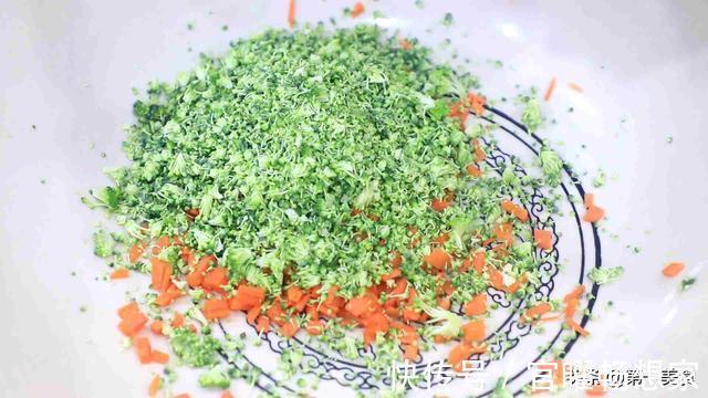 面团|馒头创新做法,不用揉面,搅一搅直接上锅蒸,做出的馒头暄软好吃