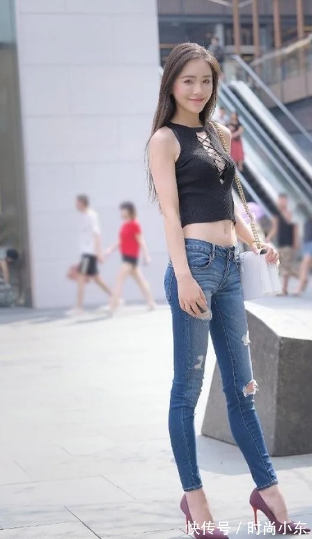 笑容灿烂|高跟牛仔裤长发美女，笑容灿烂肌肤白皙