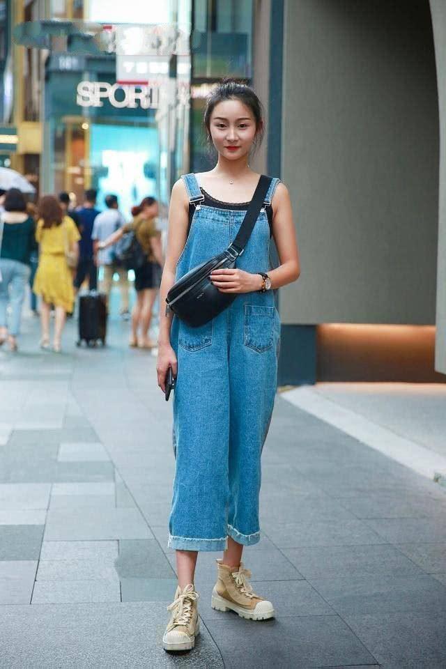 街拍:小美女休闲风的搭配舒适又拉风,展现出一种清新自然的美