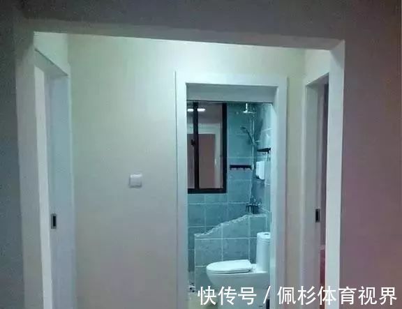 家人|老婆不顾家人的反对,卫生间就砌半堵墙,完工后全家都夸她聪明