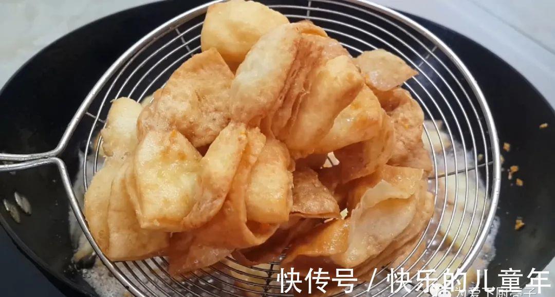 蕉叶不要买着吃了，教你一种新吃法，焦脆香甜，全家老少都抢着吃