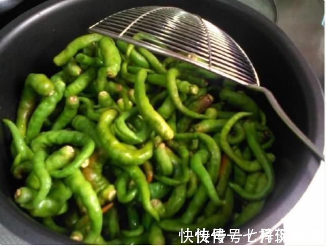 罐子|老婆把青辣椒放进坛子里,不加一滴水,10天后全家人吃“嗨”了