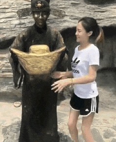 |搞笑GIF：走路玩手机后果很严重 原谅我不厚道的笑了