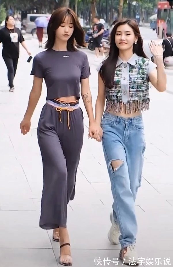 高跟鞋 闺蜜两人同穿套装，个子矮的反而赢了，全因穿了一条“破裤子”