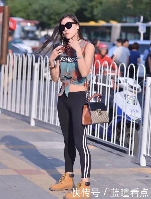 脱俗|街拍:淡雅脱俗纯洁的妹子,丰腴有致,优雅温馨中透着小性感!