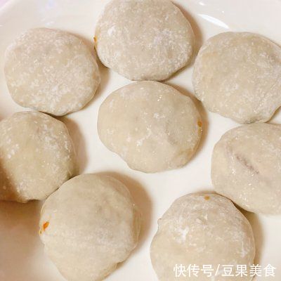 好吃不胖!一口酥脆还爆汁的鸡胸肉小馅饼