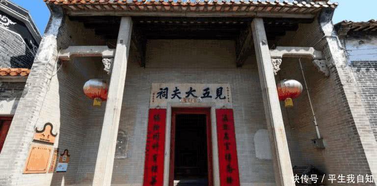 离开|乾隆微服私访,看一对联大怒这是要造反,听老妇解释后尴尬离开!