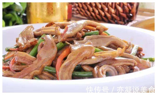别再傻傻的干炒四季豆啦,加点酱进去是真香,搭配猪肚堪称一绝!