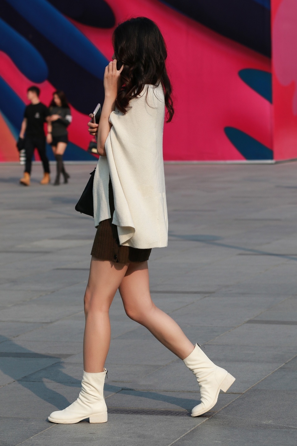 淑女|美女街拍:小姐姐披肩连衣裙,搭配中筒靴子,淑女又优雅