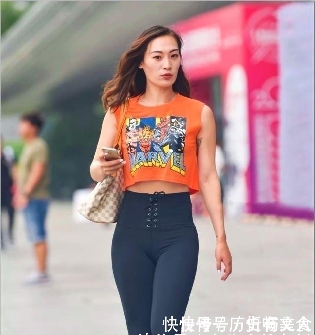 运动裤|街拍橙色背心搭配紧身运动裤,人群中很显眼