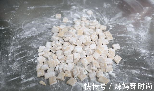 中午和老妈吃的猫耳朵，金灿灿又香又软特入味，没忍住吃了一大碗！