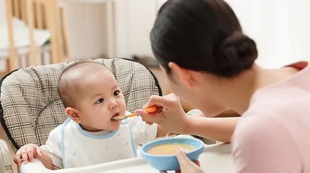 咀嚼|什么时候给宝宝添加固体食物这些细节要注意,尤其是咀嚼能力