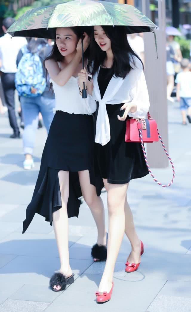 街拍小姐姐吊带衫配牛仔裤,整体看起来仙女气息爆棚,看上去很舒服