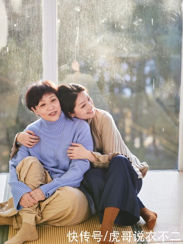 腹有诗书气自华,60岁退休教授的穿搭“火”了,优雅又有气质