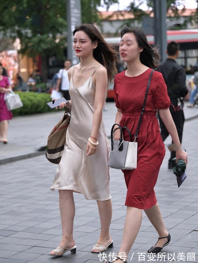 拖鞋 灰色丝质长裙搭配透明小跟拖鞋,时髦性感,优雅的轻奢穿搭!