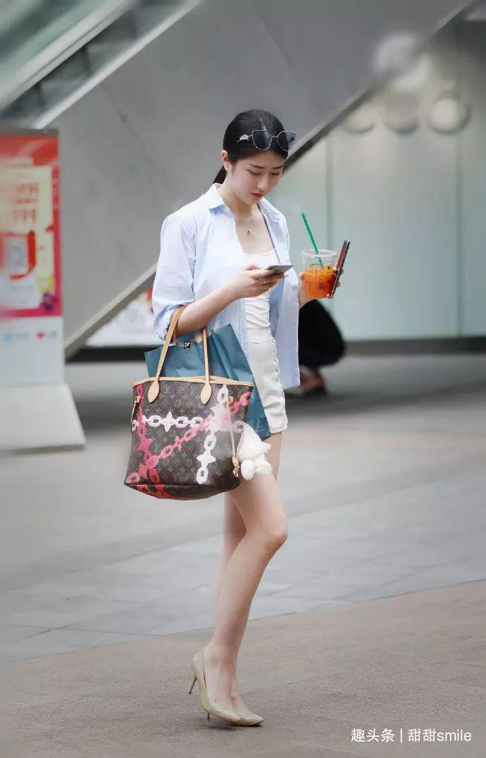 魅力|美女脚上搭配着一双裸色的尖头高跟鞋,看上去十分的有魅力