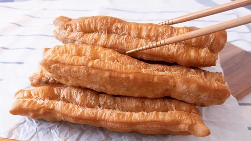 早餐油条不用买，教你在家做，不加一滴水，更美味，几分钟就出锅