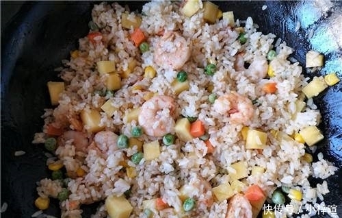 米饭不和鸡蛋炒，和这水果炒，酸甜开胃，颜色鲜艳，粒粒分明松散