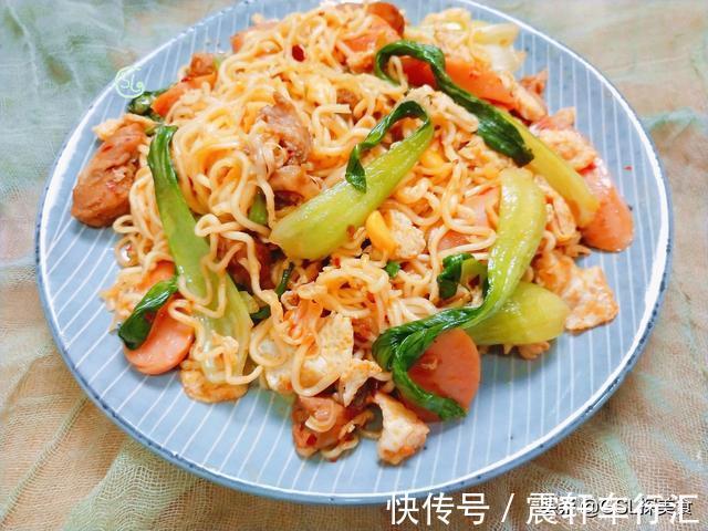 小青菜|常吃的快手炒面，简单的炒一炒，好吃解馋，一人吃了一大盘