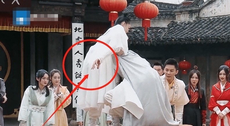 绅士 蔡徐坤起跳被调侃社会摇,一把接过张韶涵,他的绅士手却太圈粉了